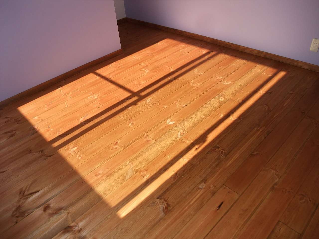 床は無垢板のパイン材の自然オイルにて塗装をかけました。  色合いがとてもきれいに仕上がり、肌触りがよく暖かい床です。