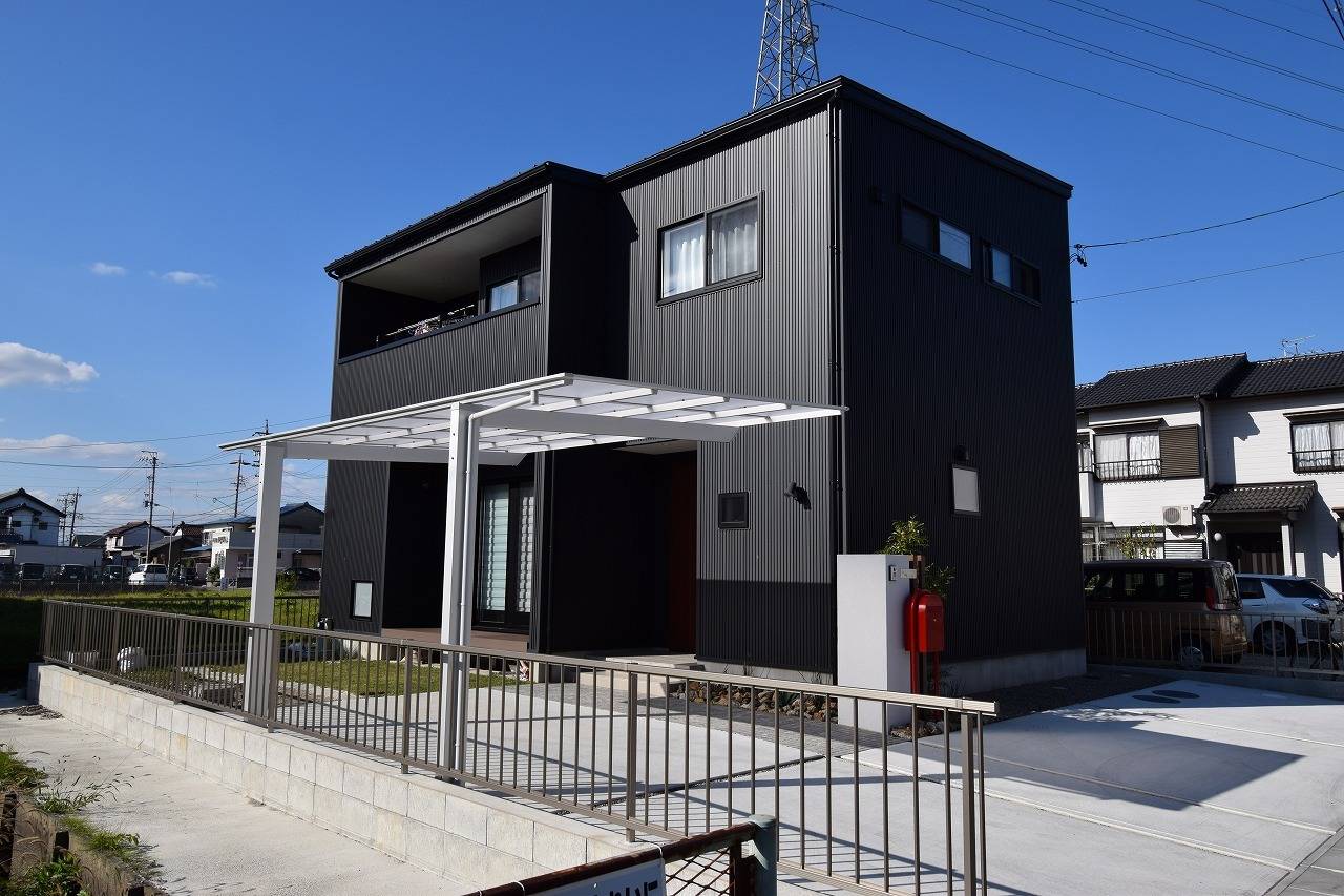 【一宮市　注文住宅】シンプルデザインの真っ黒ガルバの家