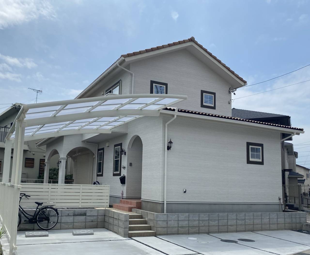 【一宮市】【工務店】白い外壁にアーチが映える、やさしく上品な住まい